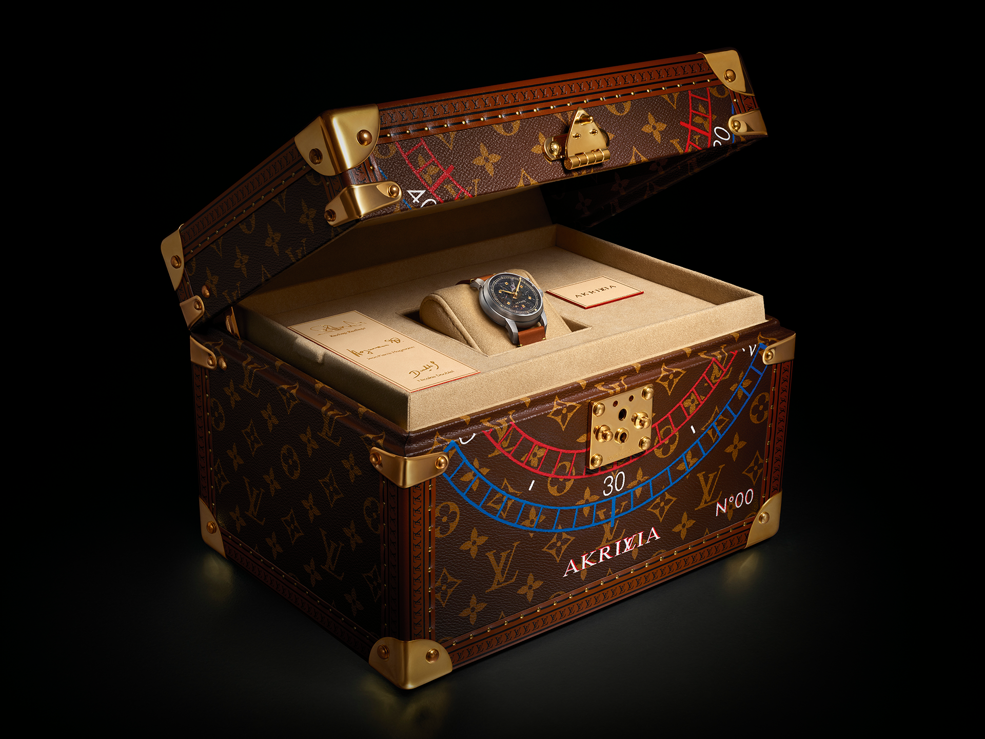 A singular trunk for a unique watch The LVRR-01 is delivered in a unique Louis Vuitton traditional trunk.
