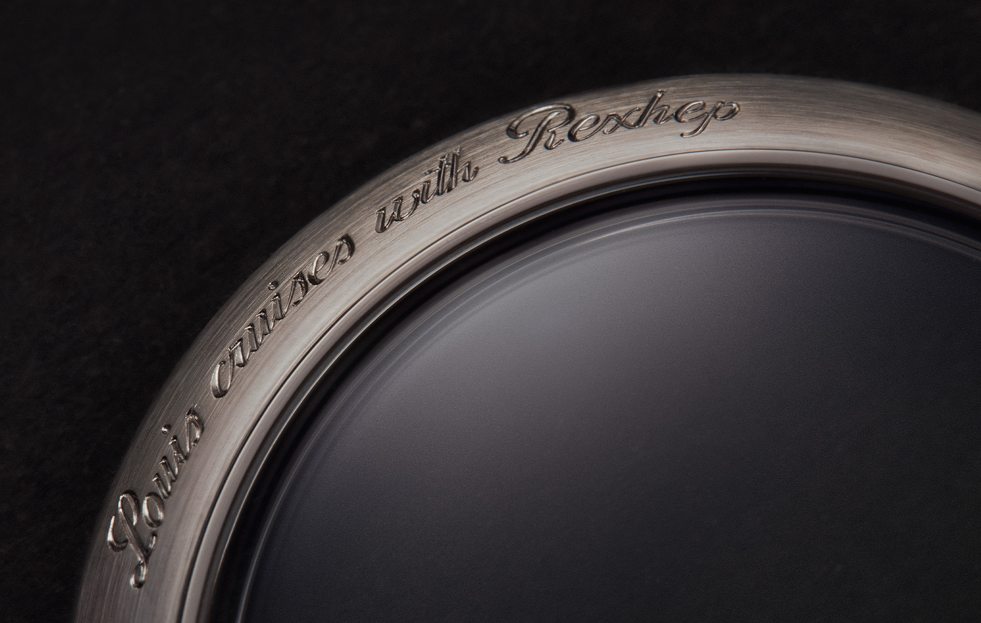 In another tastefuldetail alluding to the collaboration,“Louis cruises with Rexhep” is engraved on the case back, a calligraphic dedication to this unique encounter. 